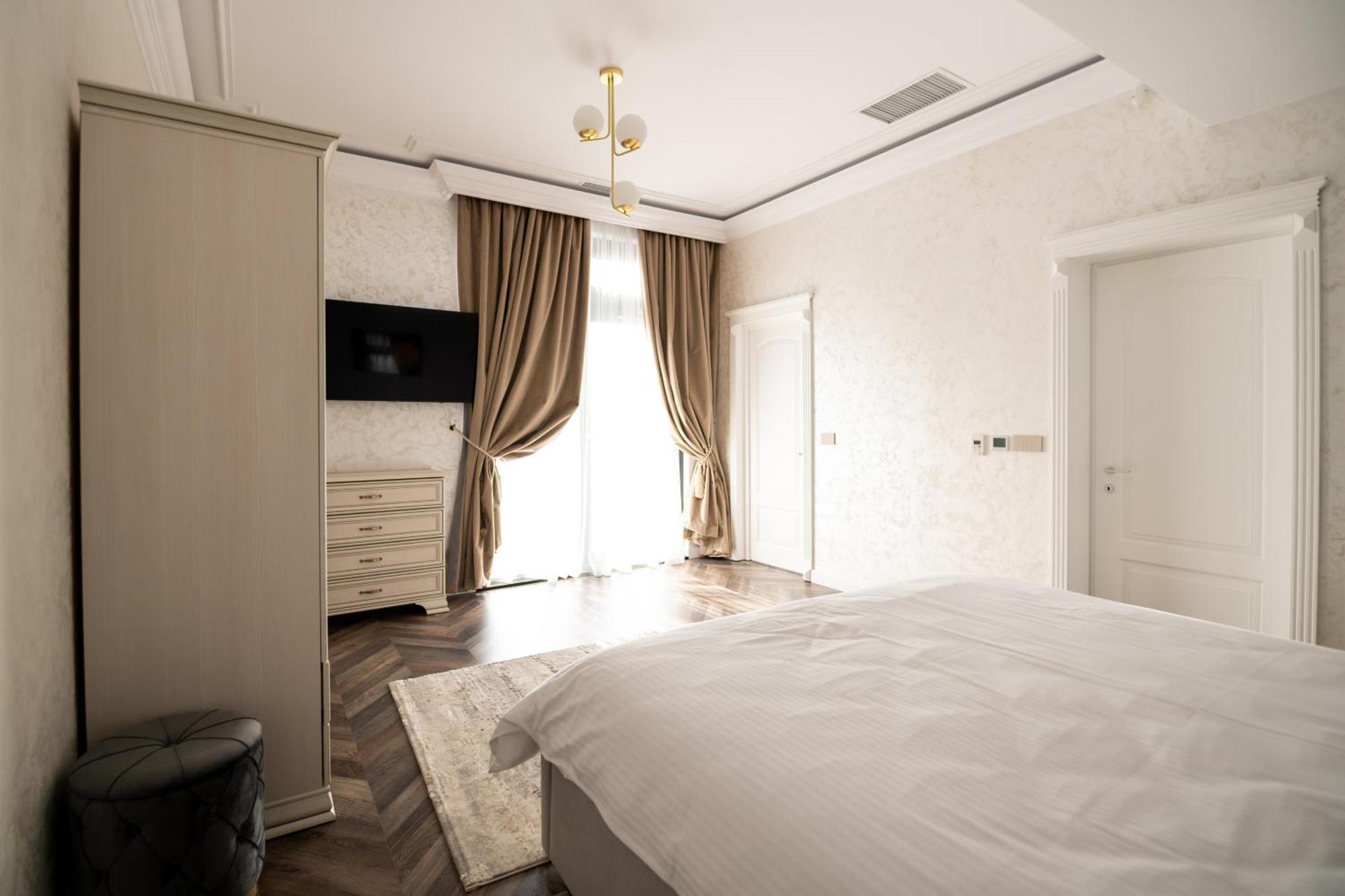 Hotel The Penthouse Vaslui Esterno foto